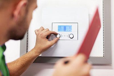 Chaudière installée dans une salle de bain, soumise à la norme électrique NF C 15-100