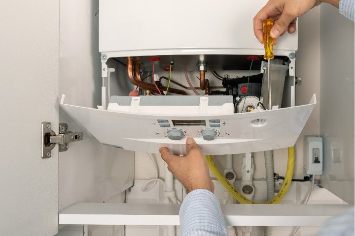 Entretien annuel d’une chaudière gaz, capot ouvert