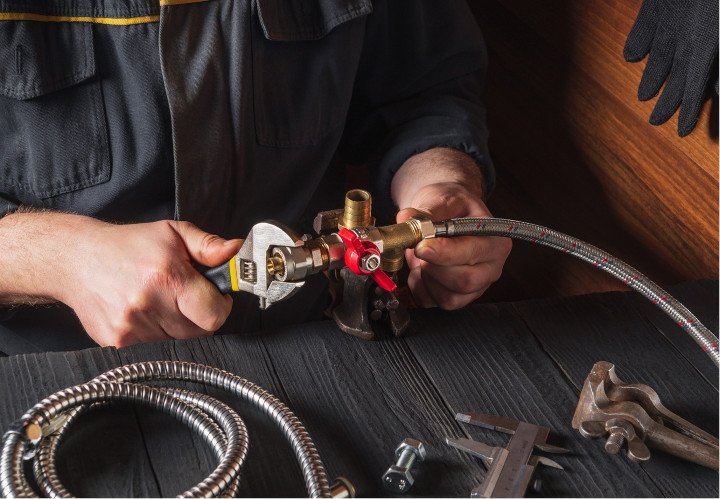 Raccords et flexibles pour l’installation d’un ballon d’eau chaude