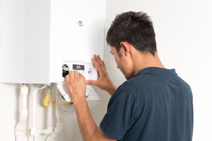 Réglage du thermostat d’une chaudière par un chauffagiste